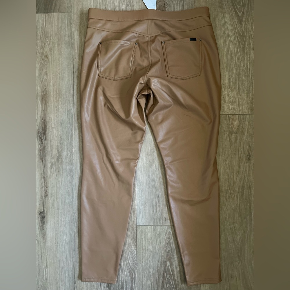 HUE Leatherette Mid Rise Full Length Leggings NWT - Picture 3 of 8
